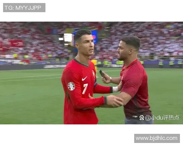 球迷疯狂冲入场内成功抢走C罗球衣引发热议与争议